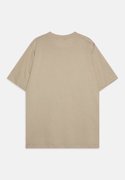 Beige t-shirt met korte mouwen, een ontspannen pasvorm, ronde hals en een gladde textuur. Heeft subtiele stiksels langs de zoom en de mouwen.