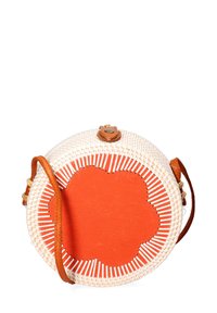 Borsa tonda intrecciata con esterno bianco, interno arancione e una tracolla in pelle. Presenta dettagli di cucitura e una chiusura circolare.