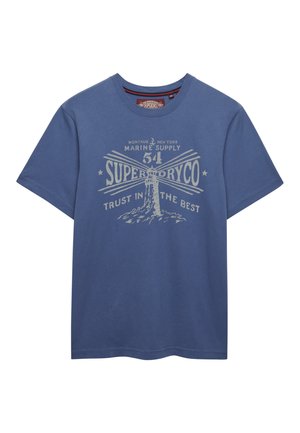 Blå T-shirt med korte ærmer med et fyrtårnsmotiv og teksten "Montauk New York Marine Supply 54 Superdryco Trust in the Best."