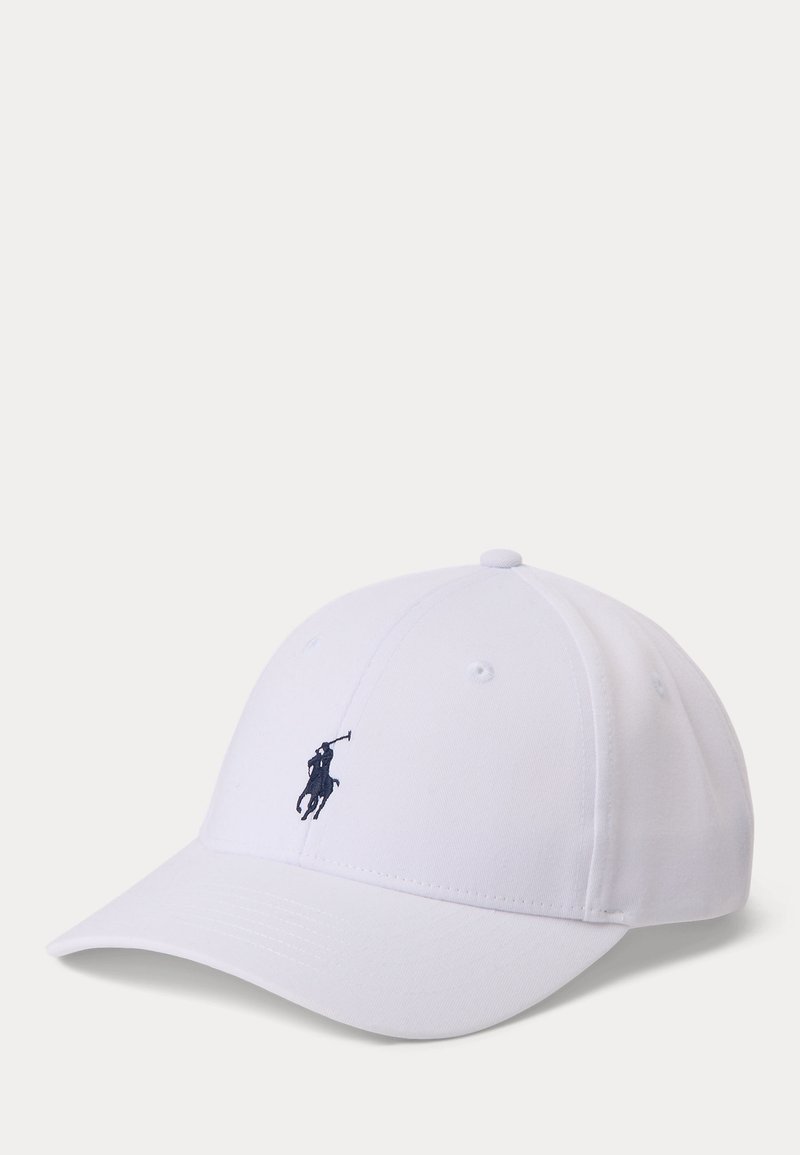Valkoinen baseball-lippis kaarevalla lippaosalla ja mustalla kirjotulla polo-pelaajan logolla etupaneelissa, esitetty valkoisella taustalla.