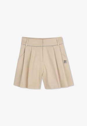 Pantalones cortos beige plisados con trabillas para cinturón, bolsillos laterales y un pequeño logo metálico de DKNY en el bolsillo derecho.