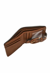 Portefeuille en cuir marron avec plusieurs emplacements pour cartes, une fenêtre transparente pour l'identité et une finition texturée. Doté d'une sangle à boucle et d'une couture contrastée.