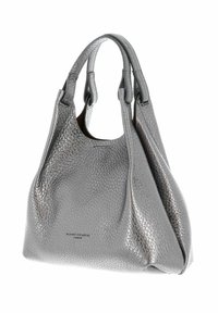 Borsa a tracolla in pelle grigia texturizzata con doppi manici, struttura morbida e logo "Gianni Chiarini Firenze" stampato vicino al centro inferiore.