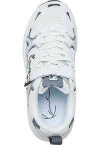 Fehér sportcipő hálós felsőrésszel, szürke kiegészítőkkel, párnázott nyelvvel és fűzőkkel. Párnázott talppal és barázdált gumi talppal rendelkezik.