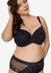 Czarny koronkowy biustonosz z gładkimi miseczkami, szczegółowym kwiatowym wzorem i złotymi elementami ozdobnymi. Do kompletu przezroczyste majtki z panelami, zdobione koronkowymi akcentami.