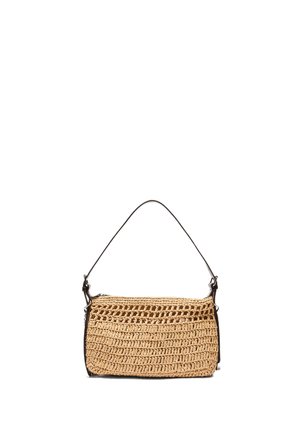 Mała prostokątna torebka z plecionego słomy z czarną skórzaną lamówką i pojedynczym paskiem na ramię, na białym tle.