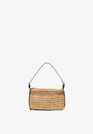 Lille rektangulær håndvævet stråtaske med sort læderkant og en enkelt skulderrem, isoleret på hvid baggrund.