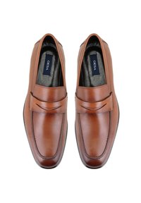 Braune Lederschlüpfschuhe mit einem Slip-On-Design, das einen detaillierten Riemen über dem Obermaterial und ein glattes, poliertes Finish aufweist.