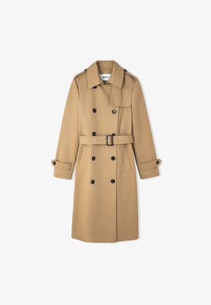 Trench coat beige doppiopetto con bottoni neri, vita con cintura, spalline con alamari e cinturini ai polsi, disteso su sfondo bianco.