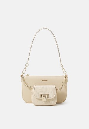 Sac à main en cuir beige avec une finition texturée, doté d'une bandoulière en chaîne et d'une petite poche avant accentuée d'un logo doré.