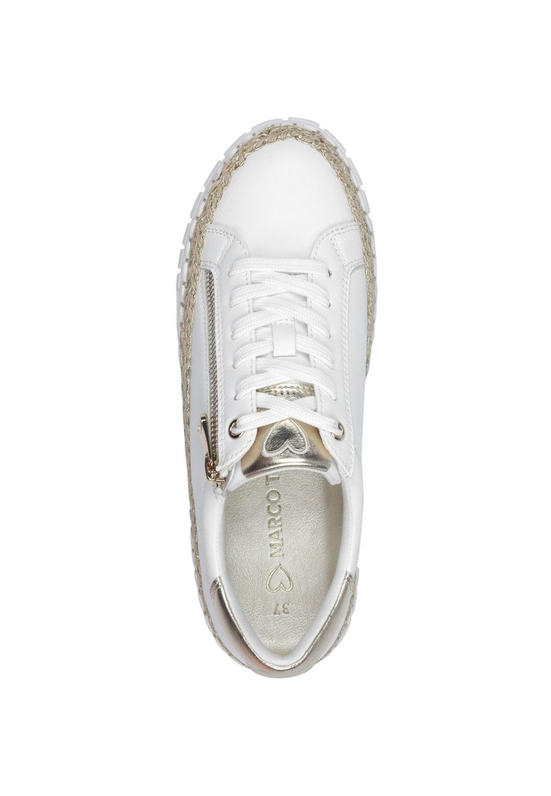 Zapatilla blanca de cuero con suela texturizada, detalles en dorado y un cierre lateral con cremallera. Cuenta con una puntera redonda y cierre de cordones.