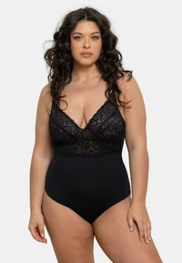 Body noir avec un design en v en dentelle et de larges bretelles, doté d'un bas lisse et extensible. Détails en dentelle sur le corsage ajoutent de la texture.