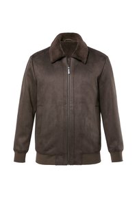 Bruine suede jas met ribgebreide manchetten en zoom, een voorrits, een zachte schapenvacht kraag en zijzakken, weergegeven tegen een witte achtergrond.