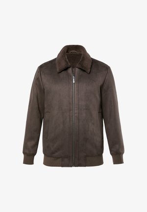 Chaqueta de ante marrón con puños y dobladillo acanalados, cremallera frontal, suave cuello de piel de oveja y bolsillos laterales, exhibida sobre un fondo blanco.
