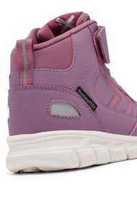 Baskets montantes violettes avec tige synthétique, bride en velcro, semelle blanche et accents gris. Dotées d'une doublure textile et de trous de ventilation pour la respirabilité.