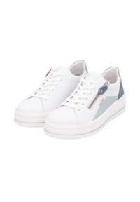 Sneaker bianche con tomaia in pelle liscia, accenti in suede grigio, una zip laterale e una robusta suola platform bianca. Presentano lacci piatti.