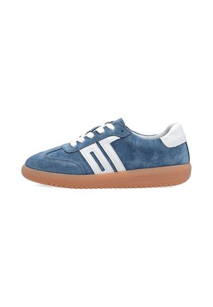 Blauwe suède sneaker met witte veters en strepen, witte hielpatch en lichtbruine rubberen zool, zijaanzicht.
