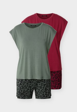 Dwa komplety damskich piżam z krótkimi rękawami i szortami, jeden w zielonym kolorze z czarnymi szortami w cętki lamparta, drugi czerwony z ciemnoczerwonymi szortami w cętki lamparta.