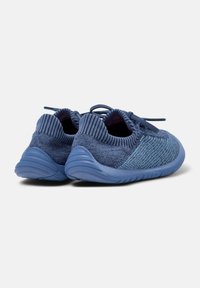 Scarpe sportive blu con tomaia in maglia testurizzata e colletto elastico. La suola in gomma presenta un design curvo e leggere scanalature per migliorare la presa.