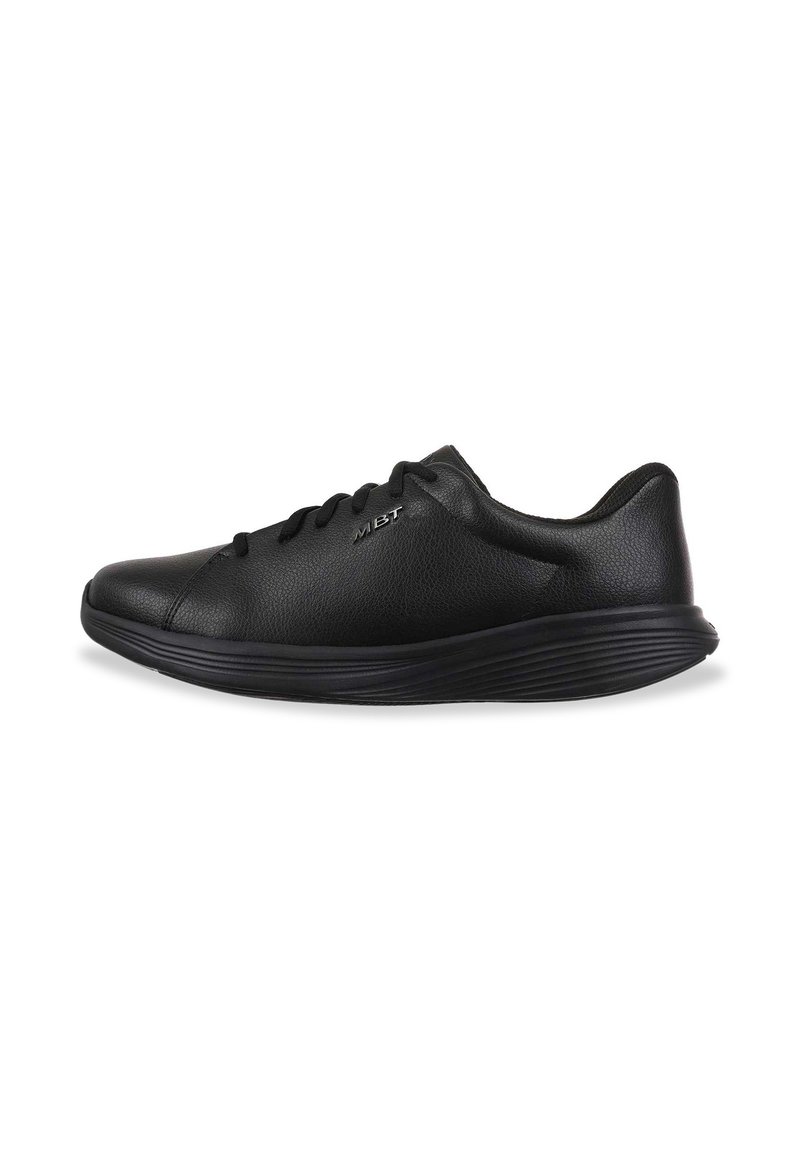 Scarpa sportiva nera in pelle con punta arrotondata, lacci anteriori e suola texturizzata. Logo "MBT" visibile sul lato.