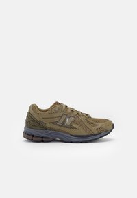 Chaussure de course légère en mesh olive avec des accents gris, logo "N" bien visible, semelle amortie et semelle en caoutchouc texturée pour une meilleure adhérence.