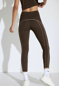 Next SUPERSOFT EVERYDAY - Legingi — bikses - chocolate brown