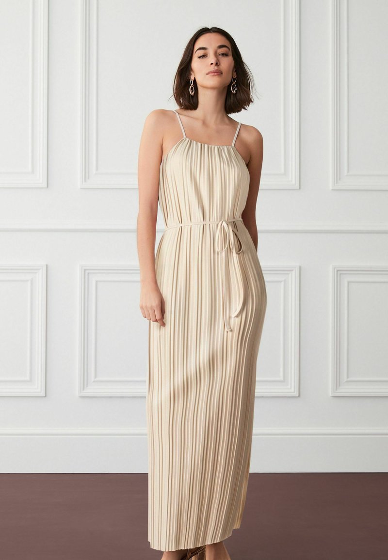 Next PLISSé STRAPPY MAXI DRESS Maxijurk oyster cream/beige Zalando.nl