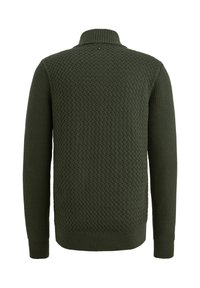 Dunkelgrüner Strickpullover mit hohem Kragen, der ein strukturiertes Muster im oberen Bereich und gerippte Bündchen an den Ärmeln sowie am Saum aufweist.