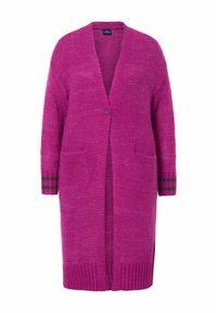 Lange roze cardigan met een V-hals, enkele knoopsluiting, twee voorkruiszakken en gestreepte manchetten in donkergroen en bordeauxrood. Gebreide structuur.