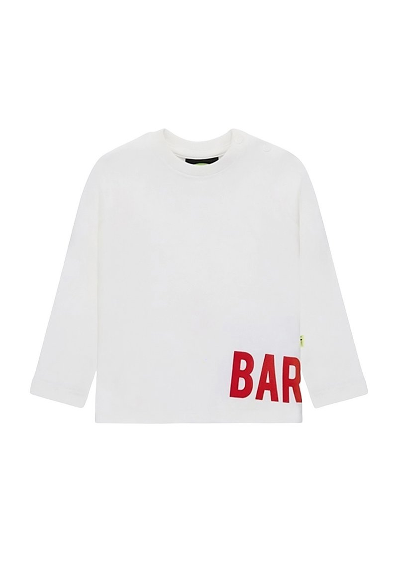 Camicia bianca a maniche lunghe in cotone con scollo rotondo, caratterizzata da una scritta "BAR" rossa in grassetto sul lato sinistro inferiore. Design semplice e pulito.
