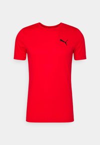 Camiseta roja de manga corta hecha de tela suave. Presenta un escote redondo y un logo negro en la parte superior del lado izquierdo del pecho.