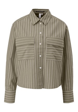 Olijfgroene cropped shirt met witte verticale strepen, voorzien van twee horizontale klepzakken en een puntige kraag, knoopsluiting en lange mouwen.