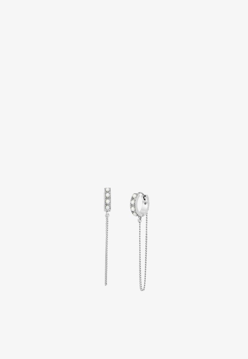 Boucles d'oreilles créoles en argent, chacune ornée d'une rangée verticale de perles et d'une chaîne délicate suspendue à la base, sur fond blanc.