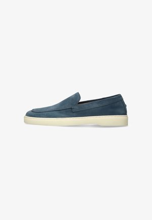 Blauwe suède instaploafer met witte rubberen zool, ronde neus en minimale stikseldetails aan de zijkant.