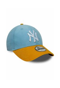 Blaue Mütze mit gelbem Schirm, ausgestattet mit einem weißen gestickten NY-Logo auf der Vorderseite. Enthält ein rundes Marken-Patch auf dem Schirm.