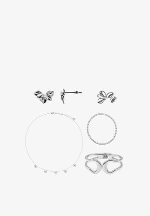 Zilveren oorstekers in bloemvorm, een bijpassende ring, een dunne ketting met kleine bedeltjes, een gestructureerde armband en een gladde open manchetarmband.