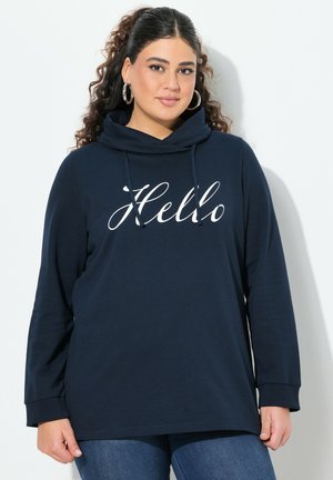 Felpa a maniche lunghe blu navy con collo a cappuccio e testo bianco "Hello". Tessuto morbido e vestibilità rilassata, abbinata a jeans in denim.