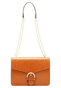Pomarańczowa torba na ramię z fakturą krokodyla, złotą klamrą, łańcuszkowym paskiem i usztywnionym, prostokątnym kształtem.