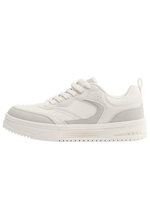 Witte en lichtgrijze lage sneaker met veterluiting, dikke zool en trekkoord aan de hiel, zijaanzicht.