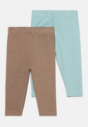 Dois pares de leggings simples e macios de algodão para crianças, um azul claro e outro castanho, exibidos planos sobre um fundo branco.