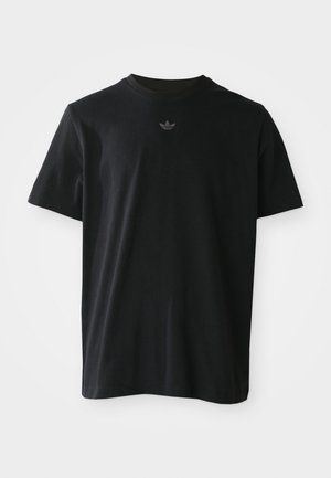 Sort kortærmet T-shirt med et lille, centreret Adidas trefoil logo på brystet, præsenteret mod en helt hvid baggrund.