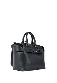 Sac à main en cuir noir avec doubles poignées, large détail de ceinture avec clous dorés et une forme rectangulaire structurée.