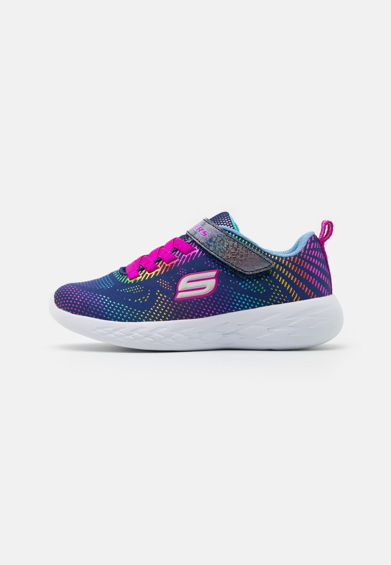 Sneakers pour enfants avec une tige en mesh colorée présentant des accents roses, un design à motifs, une semelle blanche, une sangle réglable et une languette au talon.