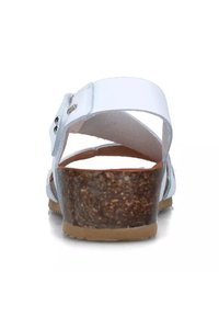 Infradito bianchi con tacco simile al sughero e suola piatta. Presentano una cintura regolabile e minime decorazioni in metallo. Texture liscia.