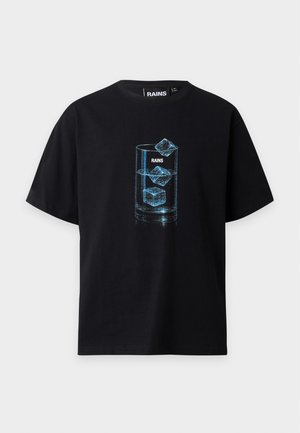 Čierne tričko s modrou grafikou pohára obsahujúceho tri ľadové kocky a s slovom "RAINS" vo vnútri pohára.