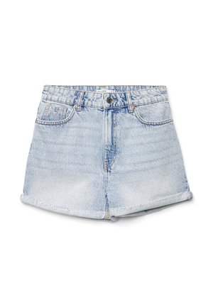 Shorts di denim azzurro chiaro con risvolti, chiusura frontale con bottoni e zip, e design con cinque tasche su uno sfondo bianco uniforme.