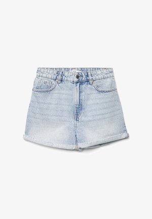 Shorts di denim azzurro chiaro con risvolti, chiusura frontale con bottoni e zip, e design con cinque tasche su uno sfondo bianco uniforme.