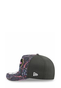 Casquette noire avec un motif éclaboussé coloré ; présente un dos noir uni, une texture perforée et un logo sur le côté.