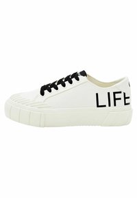 Baskets en toile blanches avec des lacets noirs, présentant l'inscription "LIFE" sur le côté, un bout de chaussure texturé et une semelle épaisse et segmentée blanche.
