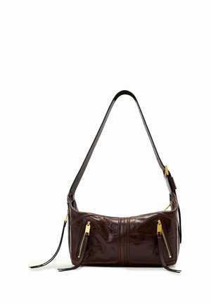 Ciemnobrązowa skórzana torebka na ramię z pojedynczym paskiem i dwoma pionowymi kieszeniami na złote zamki z przodu, leżąca na białym tle.